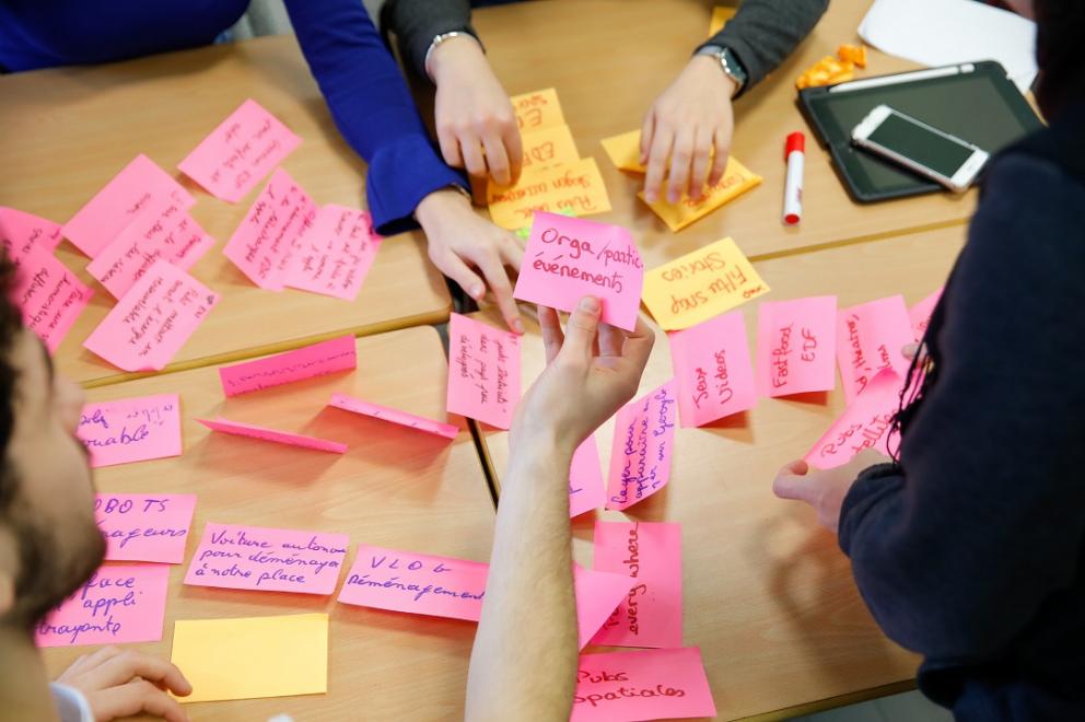 Ensemble de post it lors d&#039;une séance de brainstorming